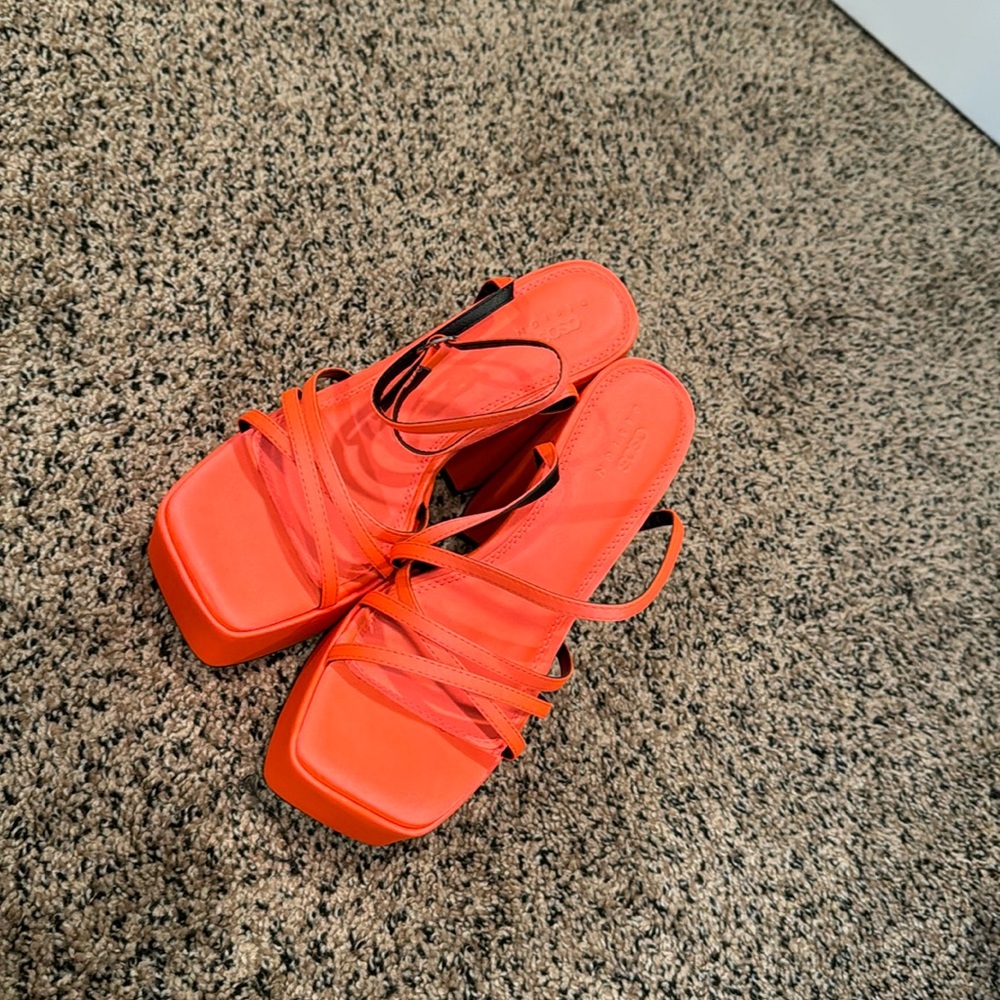 Size 6 women’s orange block platform heel